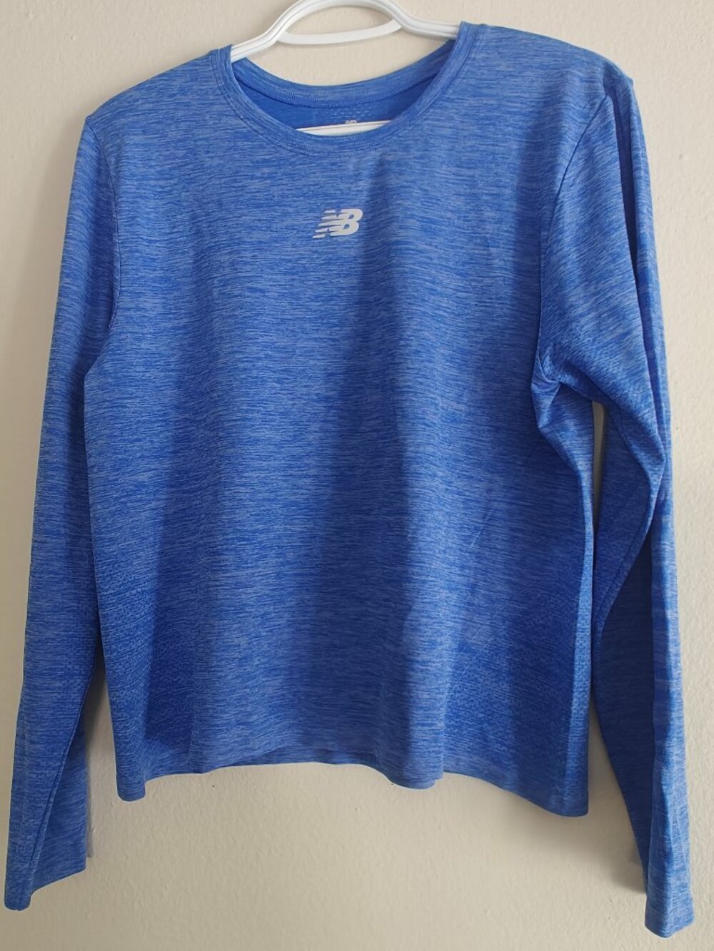 NEW BALANCE ATHLETIC LONG-SLEEVE TOP (SIZE MEDIUM)